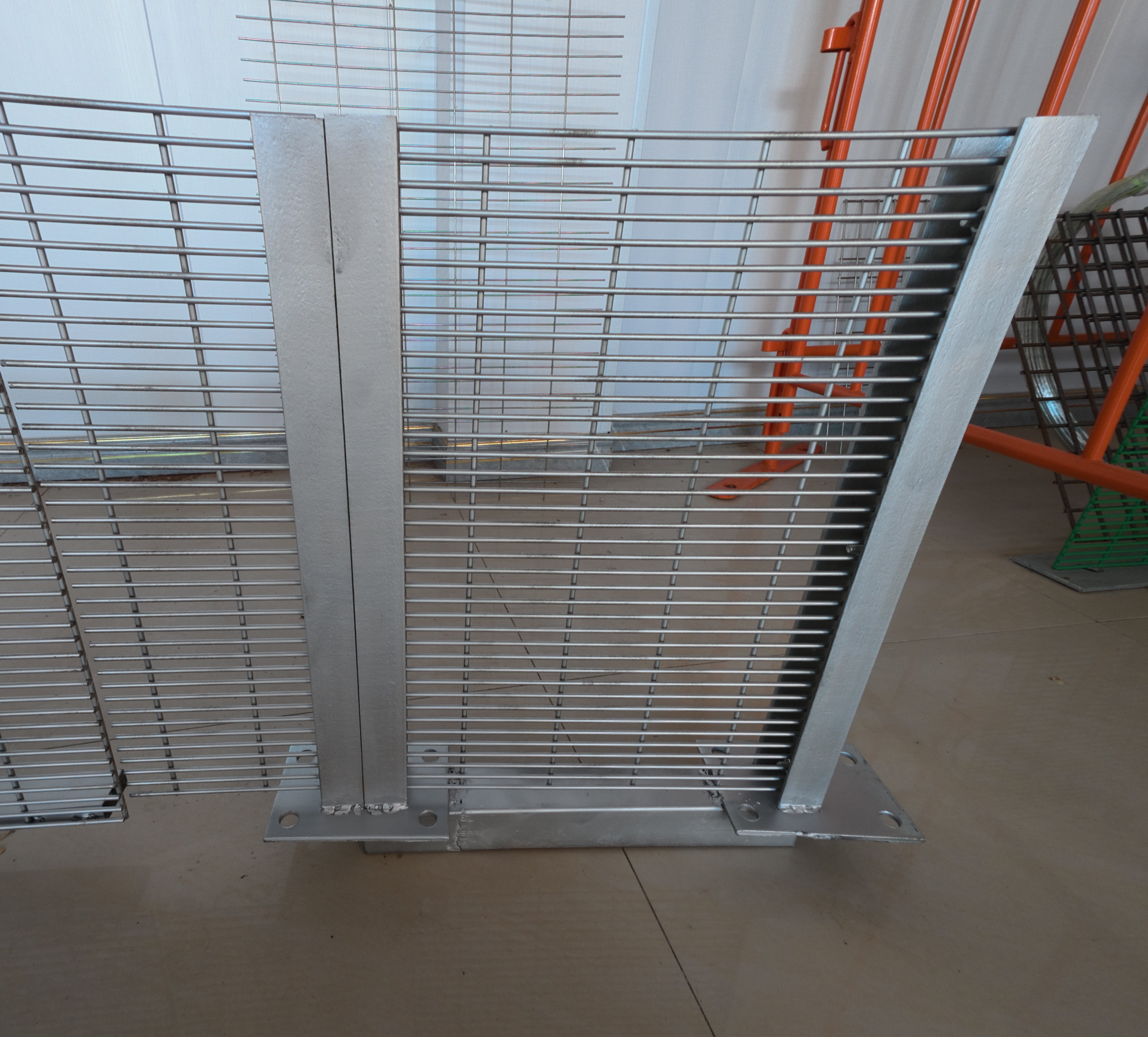 Concealed security fence fixing structure